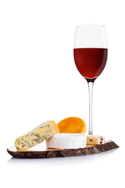 치즈 선택과 포도와 레드 와인의 유리 — 스톡 사진