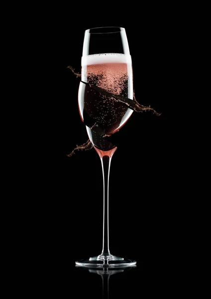 Copa rota de champán rosa con burbujas — Foto de Stock