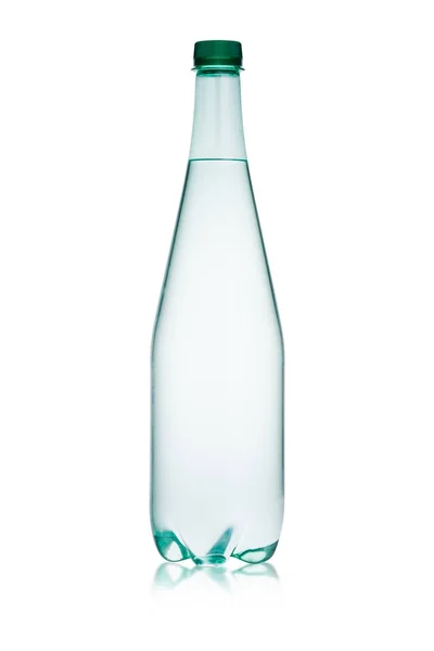 Plastikflasche mit gesundem klarem stillem Wasser — Stockfoto