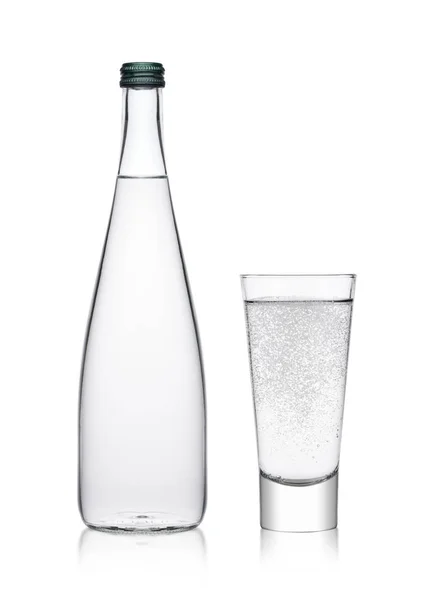 Botella y vaso con agua espumosa saludable —  Fotos de Stock