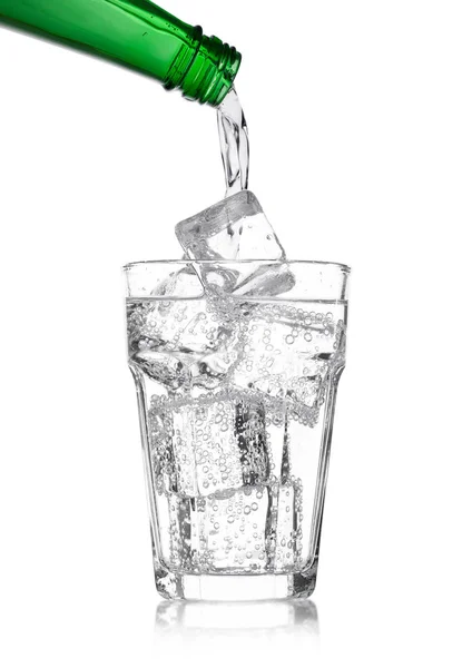 Hälla saft läsk drink från flaska till glas — Stockfoto