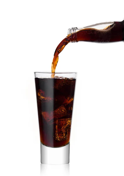 Wylewanie cola soda pić z butelki do szkła — Zdjęcie stockowe