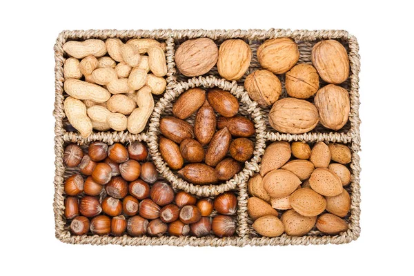 Koš dosáhnout v různých druzích ořechů ve skořápce — Stock fotografie
