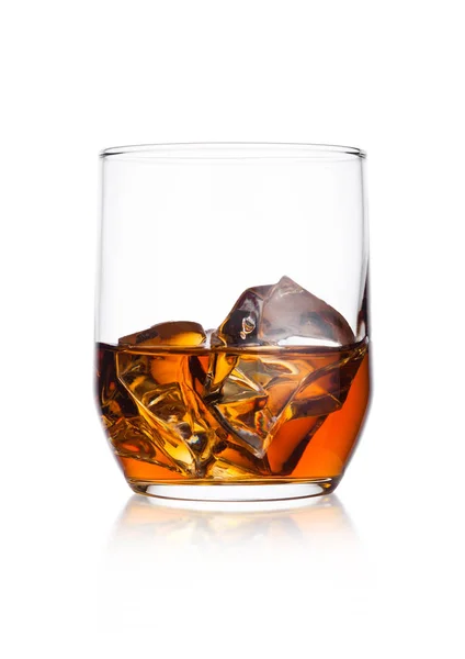 Elegante bicchiere di whisky con cubetti di ghiaccio — Foto Stock