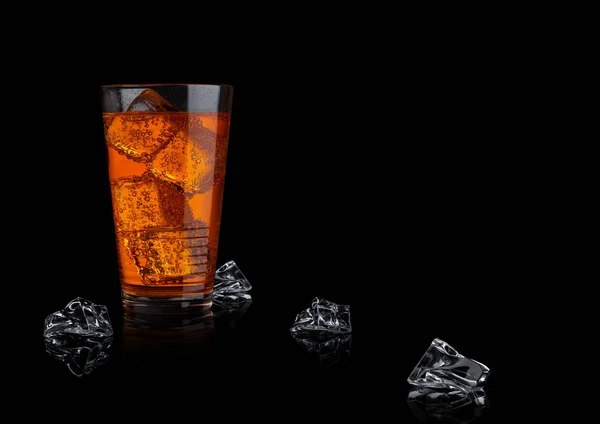 Bebida de soda de energía naranja vaso con cubitos de hielo —  Fotos de Stock