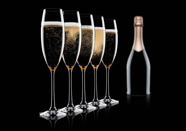 Elegante Gläser und eine Flasche gelben Champagner — Stockfoto