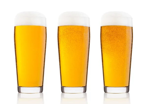 Холодные стаканы пива с пеной и росой — стоковое фото