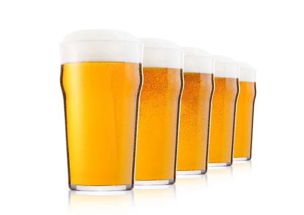Холодные стаканы пива с пеной и росой — стоковое фото