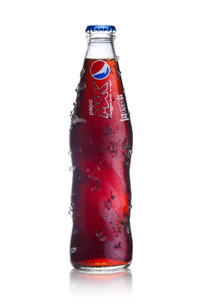 LONDON, UK - TAMMIKUU 20, 2018: lasipullo Pepsi Colan virvoitusjuomaa valkoisella jäällä ja kasteella.Amerikkalainen monikansallinen elintarvike- ja juomayhtiö — kuvapankkivalokuva