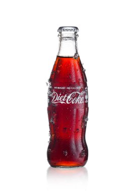 Londra, İngiltere - 20 Ocak 2018: Soğuk cam şişe diyet Coca Cola İçecek buzlu ve çiğ beyaz. İçki üretilen ve Coca-Cola Company tarafından üretilen.