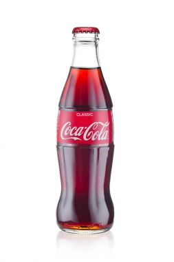 Londra, İngiltere - 20 Ocak 2018: Soğuk cam şişe Coca Cola İçecek beyaz. İçki üretilen ve Coca-Cola Company tarafından üretilen.