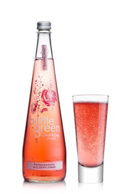 Londra, İngiltere - 20 Ocak 2018: Şişe ve bardak beyaz şişe yeşil Elderflower ve pomergranate biyo limonata