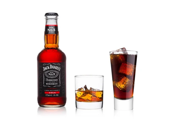 London, Verenigd Koninkrijk - 20 januari 2018: Fles van Jack Daniel's en cola gemengd met whisky glas en cola op wit. — Stockfoto