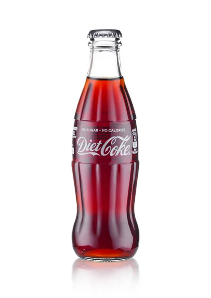 Londýn, VB - 20. ledna 2018: Studené sklo láhev dietní Coca Cola nápoj na bílém pozadí. Nápoj se vyrábí a vyrábí společnost The Coca-Cola Company. — Stock fotografie