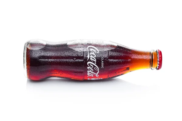 London, Verenigd Koninkrijk - 20 januari 2018: Koud glas fles Coca Cola drinken op wit. De drank wordt geproduceerd en vervaardigd door The Coca-Cola Company. — Stockfoto