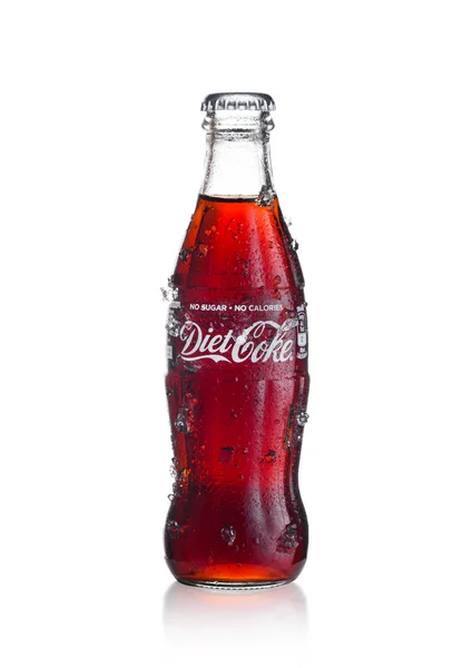 LONDRES, Reino Unido - 20 DE ENERO DE 2018: Fría botella de vidrio de la bebida Diet Coca Cola con hielo y rocío sobre blanco. La bebida es producida y fabricada por The Coca-Cola Company . — Foto de Stock