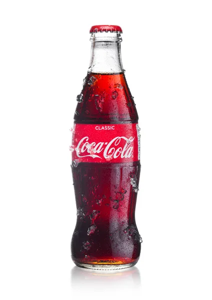 London, Egyesült Királyság - 2018. január 20.: Hideg üveg Coca Cola italra, jéggel és fehér harmat. Az ital termelődik, a Coca-Cola vállalat által gyártott. — Stock Fotó