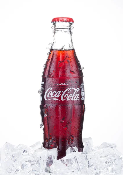 氷でコカ ・ コーラ飲むと白の露のロンドン、イギリス - 2018 年 1 月 20 日: 冷たいガラス瓶。飲み物の生産し、ザ コカ ・ コーラ カンパニー製. — ストック写真
