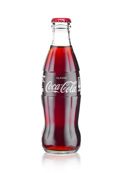 LONDRES, Reino Unido - JANEIRO 20, 2018: Garrafa de vidro frio de bebida Coca-Cola sobre branco. A bebida é produzida e fabricada pela The Coca-Cola Company . — Fotografia de Stock