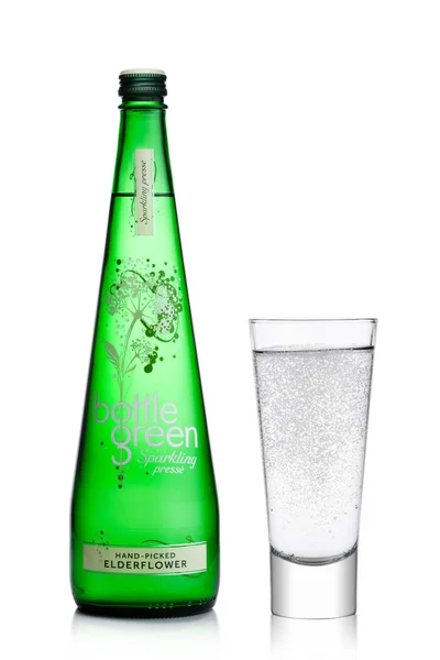 London, uk - 20. januar 2018: flasche und glas flasche grüne holderflower bio limonade auf weiß. — Stockfoto