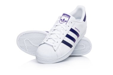 Londra, İngiltere - 24 Ocak 2018: Adidas Originals Superstar mavi beyaz ayakkabılarla. Tasarımları ve spor ayakkabı, giyim ve aksesuarları üreten Alman çok uluslu şirket.