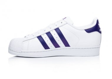 Londra, İngiltere - 24 Ocak 2018: Adidas Originals Superstar mavi beyaz ayakkabılarla. Tasarımları ve spor ayakkabı, giyim ve aksesuarları üreten Alman çok uluslu şirket.
