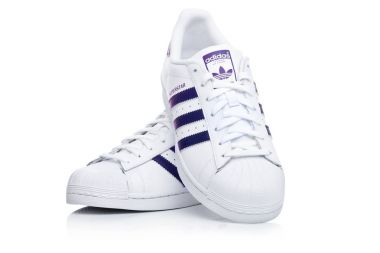 Londra, İngiltere - 24 Ocak 2018: Adidas Originals Superstar mavi beyaz ayakkabılarla. Tasarımları ve spor ayakkabı, giyim ve aksesuarları üreten Alman çok uluslu şirket.