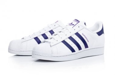 Londra, İngiltere - 24 Ocak 2018: Adidas Originals Superstar mavi beyaz ayakkabılarla. Tasarımları ve spor ayakkabı, giyim ve aksesuarları üreten Alman çok uluslu şirket.
