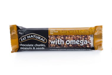 Londra, İngiltere - 24 Ocak 2018: Mısır gevreği Bar doğal yemek gluten bar yararları üzerinde beyaz ile.