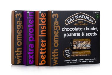 Londra, İngiltere - 24 Ocak 2018: Paketleri, yemek doğal gluten bar yararları üzerinde beyaz ile.