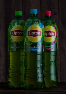 Londra, İngiltere - 24 Ocak 2018: Lipton yeşil buz çay ahşap üzerine plastik şişe