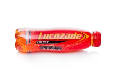 Londra, İngiltere - 24 Ocak 2018: Şişe Lucozade orijinal limonata meşrubat beyaz