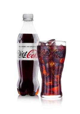 Londra, İngiltere - 24 Ocak 2018: Şişe ve beyaz cam diyet Coca-Cola. Coca-Cola dünyanın en popüler soda ürünlerinden biridir.