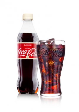 Londra, İngiltere - 24 Ocak 2018: Şişe ve Vanillacoca-Cola bardak beyaz. Coca-Cola dünyanın en popüler soda ürünlerinden biridir.