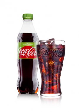 Londra, İngiltere - 24 Ocak 2018: Şişe ve hayat Coca-Cola bardak beyaz. Coca-Cola dünyanın en popüler soda ürünlerinden biridir.