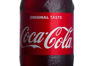 Londra, İngiltere - 24 Ocak 2018: Şişe etiket klasik Coca-Cola beyaz. Coca-Cola dünyanın en popüler soda ürünlerinden biridir.
