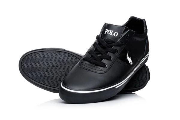 LONDRES, Reino Unido - 24 DE ENERO DE 2018: Zapatos deportivos Ralph Lauren Polo de color negro en blanco . —  Fotos de Stock