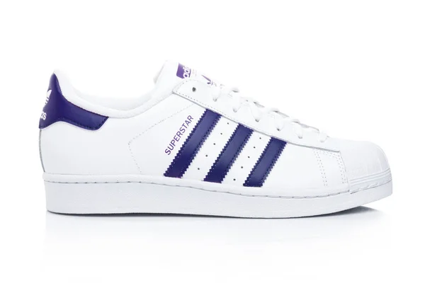 London, Storbritannien - 24 januari 2018: Adidas Originals Superstar blå skor på vitt. Tyska multinationellt företag som konstruerar och tillverkar sportskor, kläder och tillbehör. — Stockfoto
