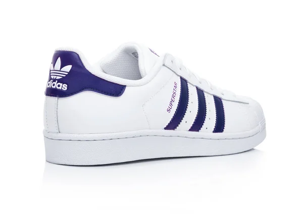 Лондон, Великобританія - 24 січня 2018: Взуття Adidas оригінали суперзірка синій на білому. Німецький транснаціональна корпорація, котра проектує та виробляє спортивне взуття, одяг і аксесуари. — стокове фото