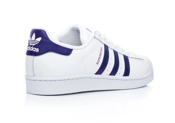 Londyn, Wielka Brytania - 24 stycznia 2018: Buty Adidas Originals Superstar niebieski biały. Niemiecki międzynarodowej korporacji, która projektuje i produkuje sportowe buty, odzież i akcesoria. — Zdjęcie stockowe