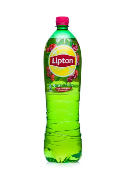 LONDRES, Reino Unido - 24 DE ENERO DE 2018: Botella de plástico de té de hielo verde Lipton sobre blanco —  Fotos de Stock