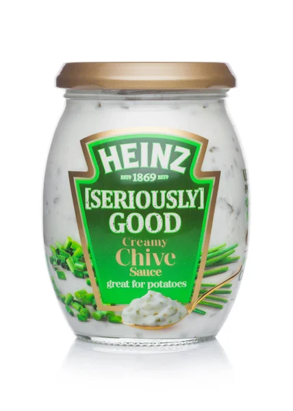 London, Verenigd Koninkrijk - 24 januari 2018: Een glazen pot van Heinz serieus goed romig bieslook saus op wit. — Stockfoto