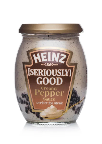 London, Verenigd Koninkrijk - 24 januari 2018: Een glazen pot van Heinz serieus goed romige pepersaus op wit. Perfect voor biefstuk — Stockfoto