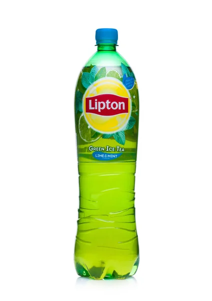 London, Egyesült Királyság - 2018. január 24.: Műanyag üveg Lipton zöld ice tea, fehér — Stock Fotó