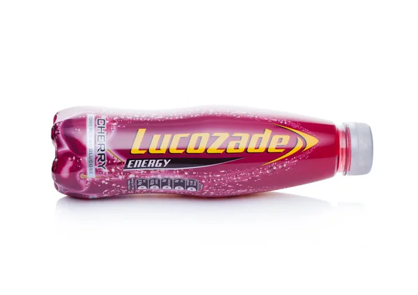 Лондон, Великобританія - 24 січня 2018: Пляшка Lucozade вишні лимонад безалкогольний напій на білий — стокове фото