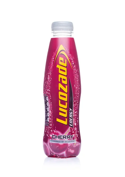 LONDRES, Reino Unido - 24 DE ENERO DE 2018: Botella de refresco de limonada de cereza de Lucozade sobre blanco —  Fotos de Stock
