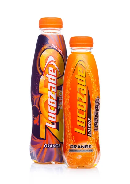 Лондон, Великобританія - 24 січня 2018 роки: Пляшку Lucozade оранжевий і нуль лимонад безалкогольний напій на білий — стокове фото