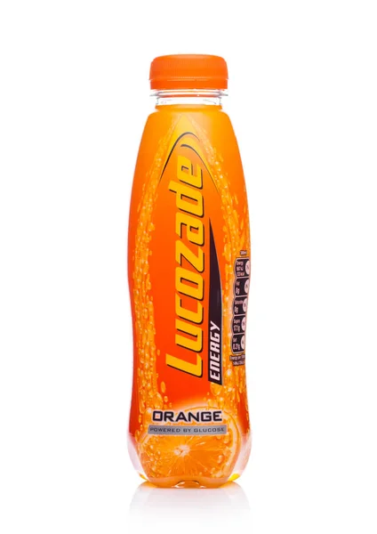 LONDRES, Reino Unido - 24 DE ENERO DE 2018: Botella de refresco de limonada naranja de Lucozade sobre blanco —  Fotos de Stock