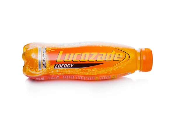 Лондон, Великобританія - 24 січня 2018: Пляшка Lucozade помаранчевий лимонад безалкогольний напій на білий — стокове фото