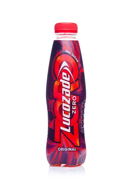 LONDRES, Reino Unido - 24 DE ENERO DE 2018: Botella de Lucozade Refresco original de limonada cero sobre blanco —  Fotos de Stock